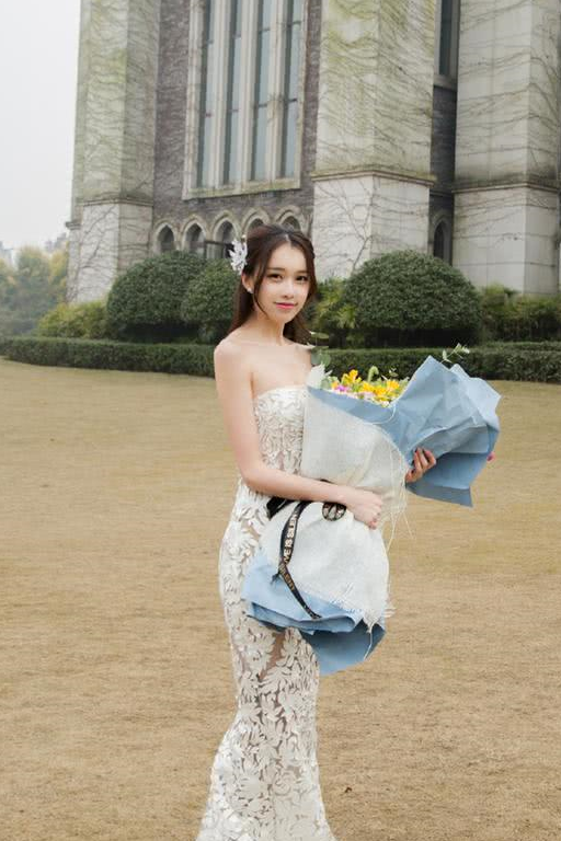 原创看了黄一琳满屏的大长腿才明白难怪穿着西装也要配条短裙