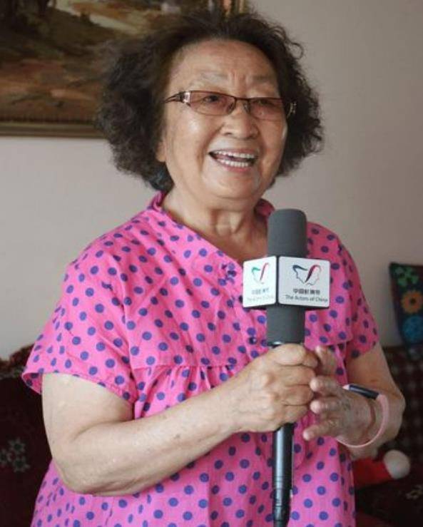 努力提高演技,无暇顾及婚姻,但她的努力却引起了剧团同事赵文馨的注意