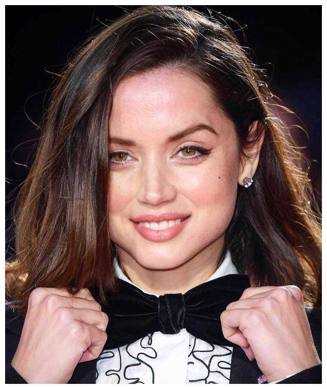 古巴女神安娜德阿玛斯35岁异域风情演员成功登顶