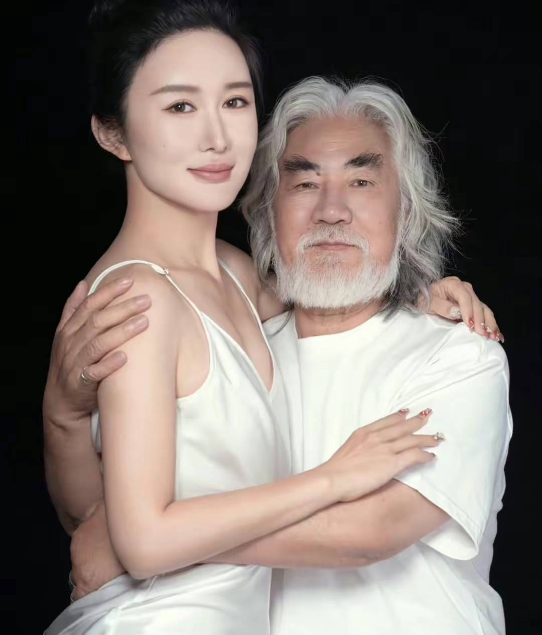 72岁张纪中喜当爹,42岁娇妻晒喜讯怀孕,网友直呼身体真好!