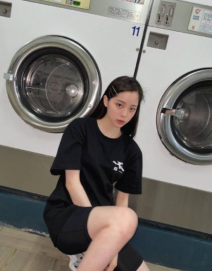原创欧阳娜娜解锁拍照新技巧黑t恤配健美短裤和洗衣机合照好酷