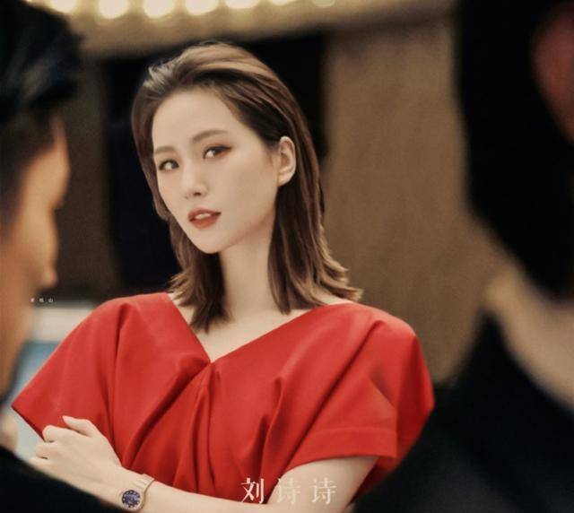 刘诗诗新照太惊艳,穿淡黄色长裙粉美动人,33岁状态满分_气质_发型