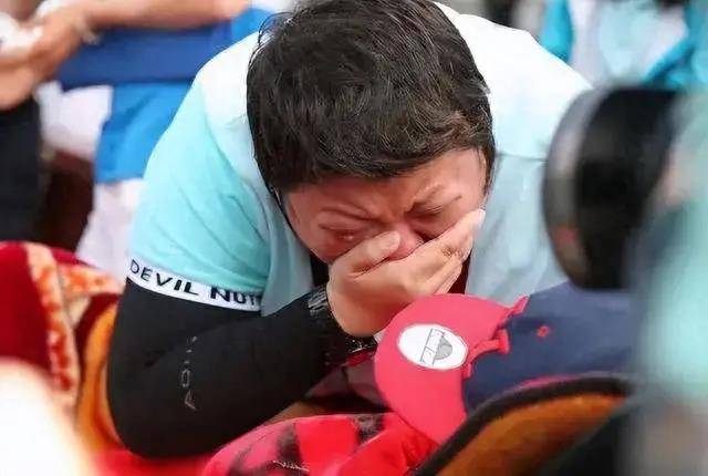 【韩红收养2岁孤儿:25年后,他的人生蓝图令人感动不已_音乐_孩子_小