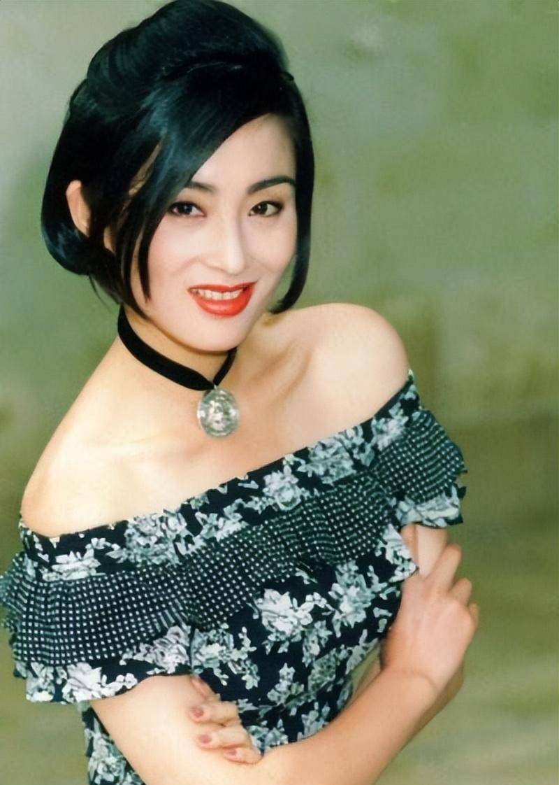 原创54岁的张敏被香港大亨向华胜独宠9年分手后嫁经纪人刘永辉