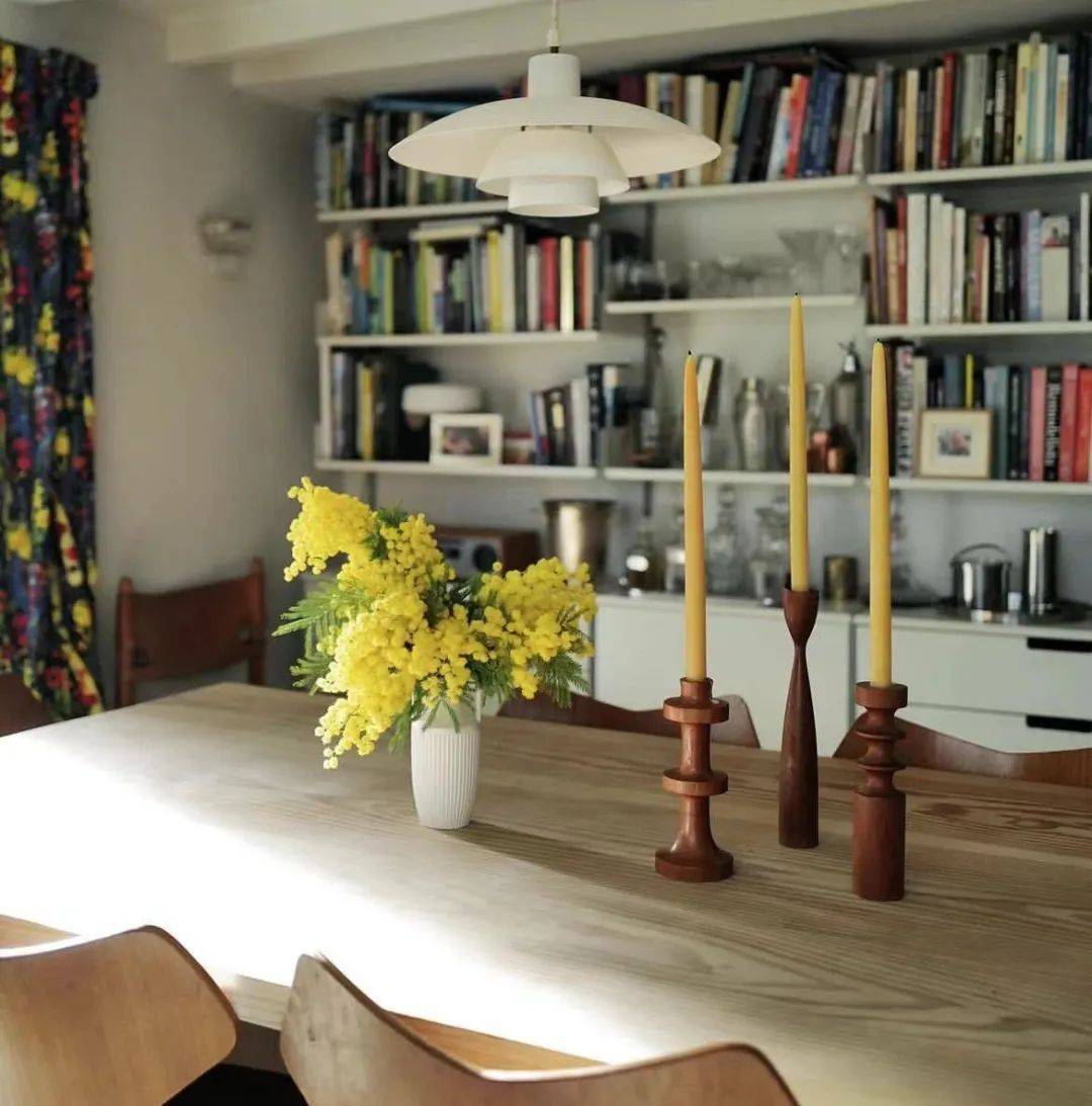 厚重洁净的墙,随处可见的安格泡灯,配上多处的大面积窗户,保证屋内