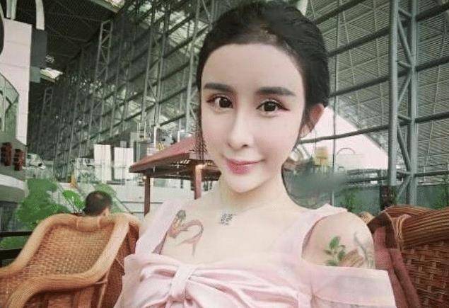 原创16岁开始整容花400多万整容200多次的红粉宝宝今如何