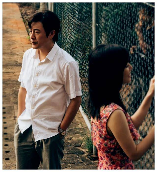 网友们纷纷表示,她的表演不合时宜,显得憋屈又无表情.