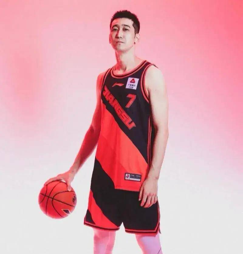 厉害,刘志轩全场三分6中4贡献16分5板6助 最后边线球立!