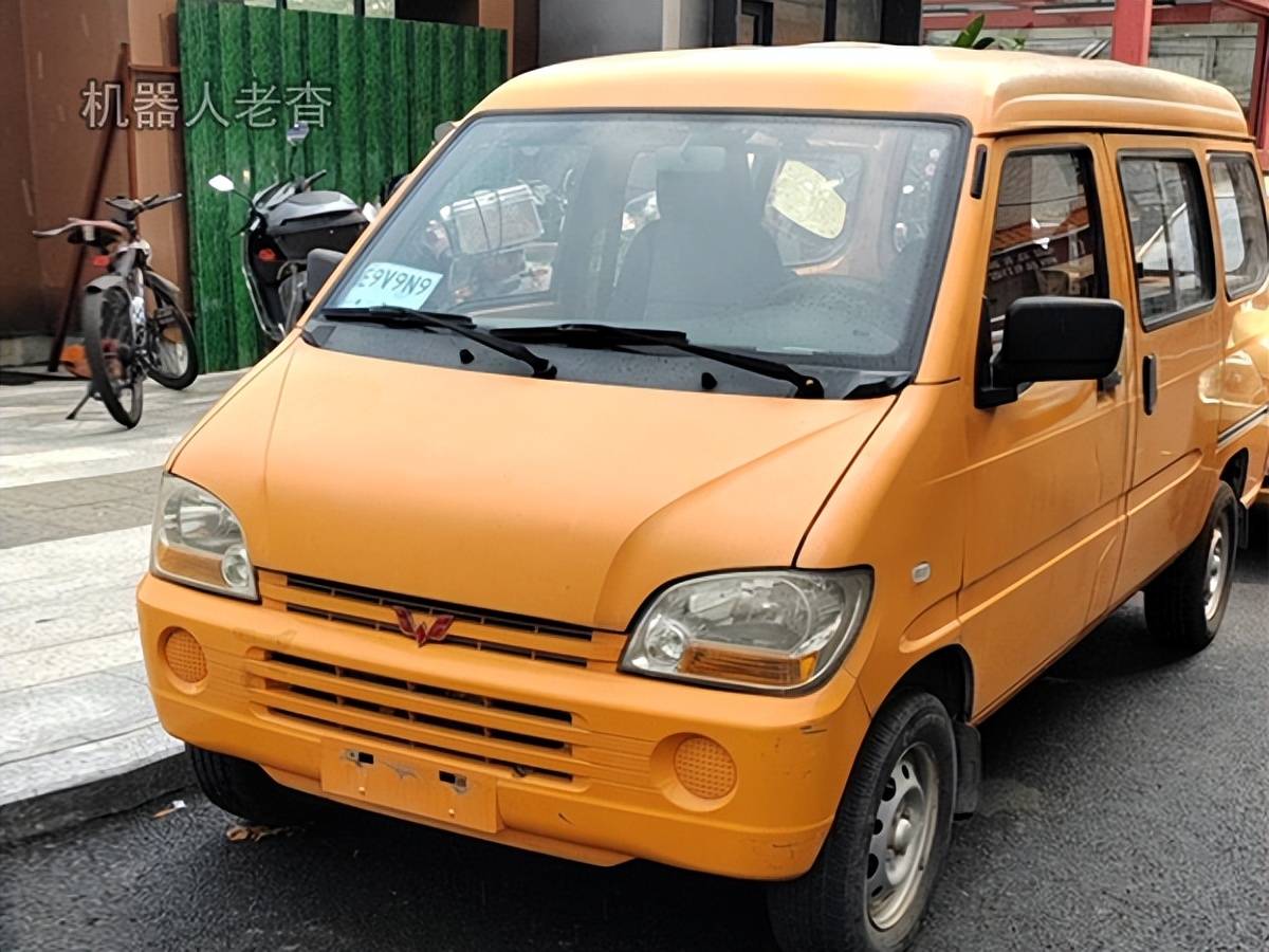 这是台经典五菱之光,但不是面包车,只是外观比较像,其性质是专项作业