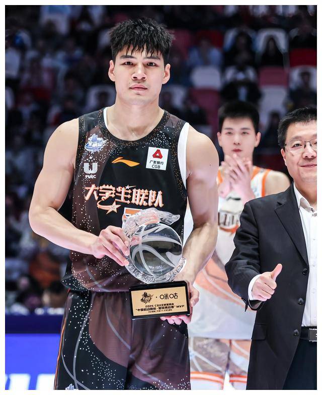 最后是内线球员,邹雨宸的表现非常强劲,身材强壮,擅长对抗,有点类似于