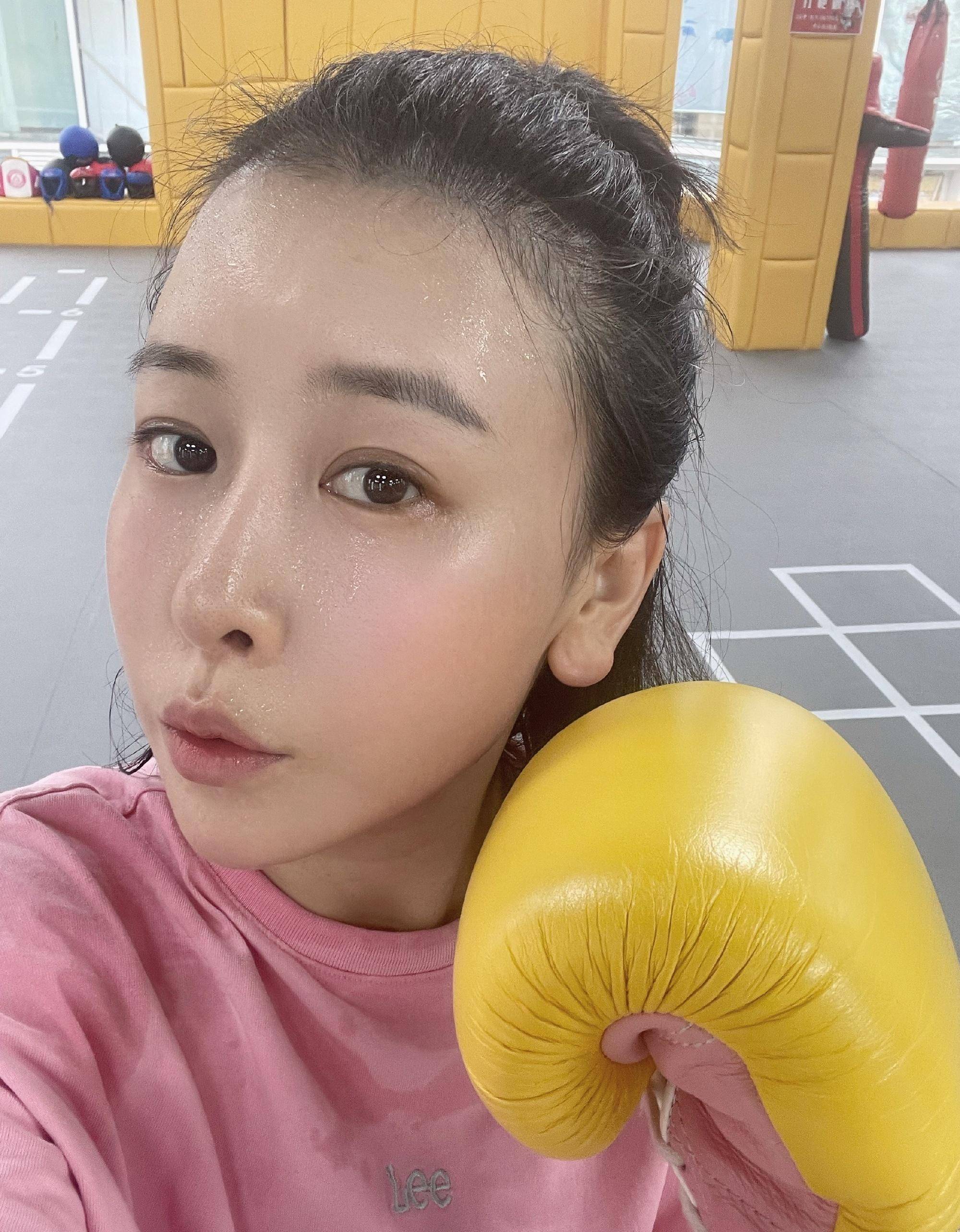 毛俊杰的身材是非常时尚的,生女儿后也不忘健身保持好身材,现在已经四