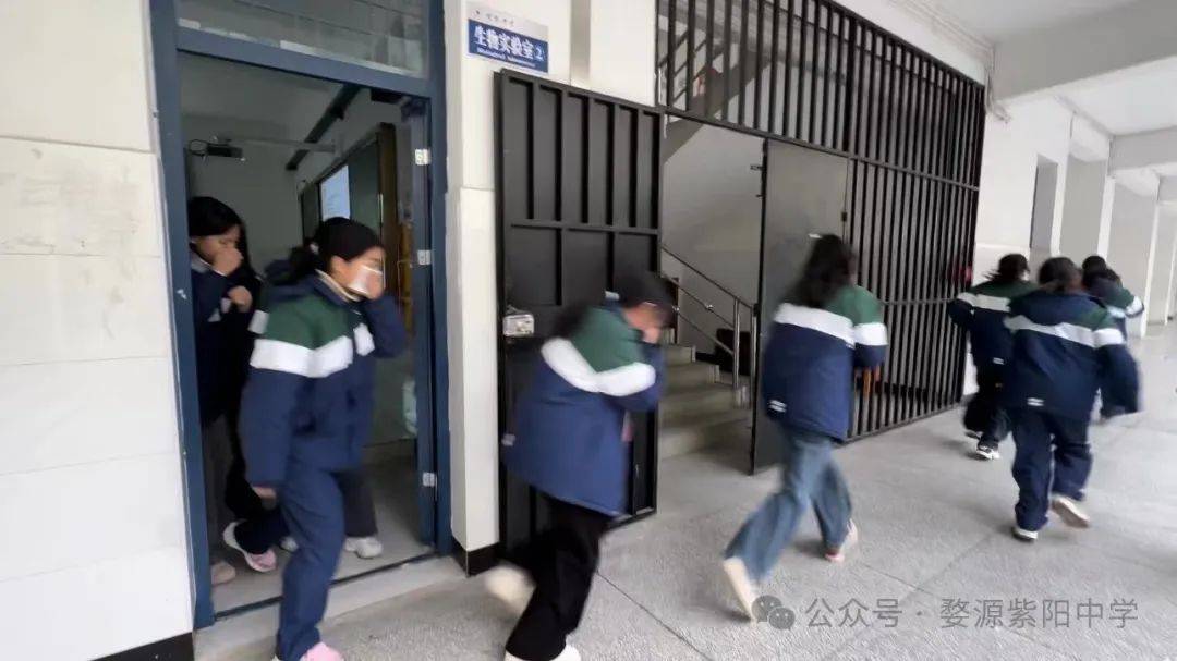 婺源县紫阳中学开展消防逃生演练暨安全教育周活动