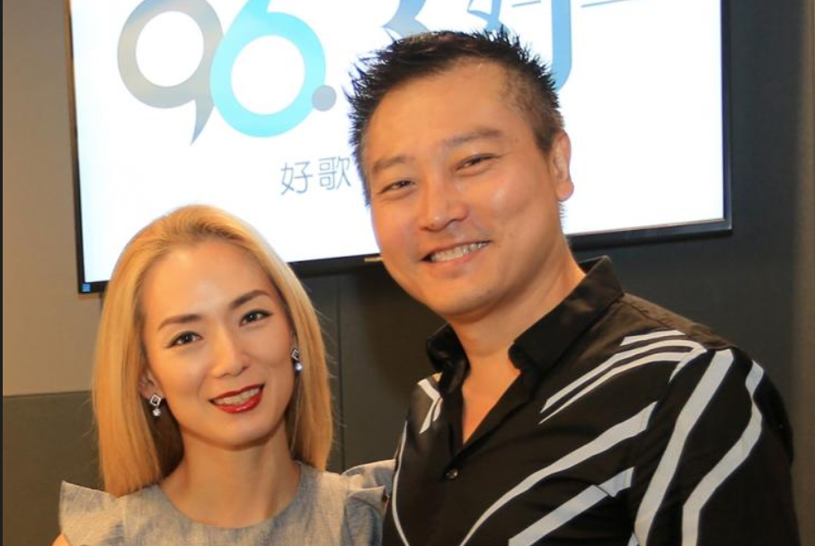 可正是这位表面高冷的美人,私下里却是个恋爱脑,对当时的男友曹国辉
