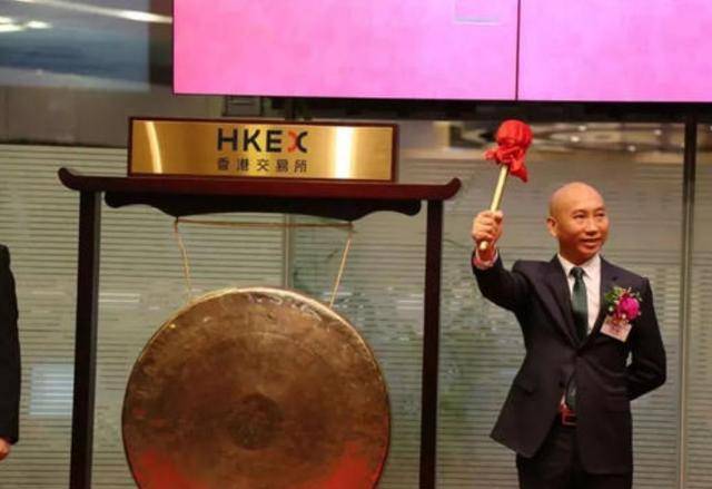 了解完原因之后周富裕仿佛看到了商机,于是他也开了一家酱鸭店,取名为