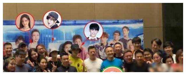 原创鹿晗眼睛睁不开疲惫现身新剧庆功宴与吴磊对比显著