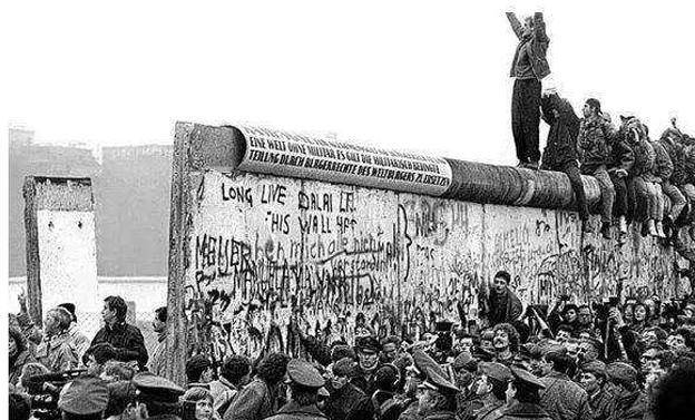 仅一墙之隔的两座城市,却要绕道中国,历经几万公里才能到达_西柏林