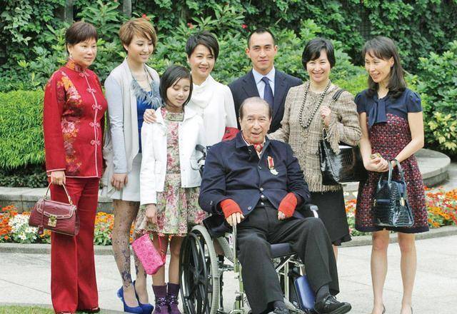 何鸿燊有4个妻子17个子女为何大房一脉死的死疯的疯