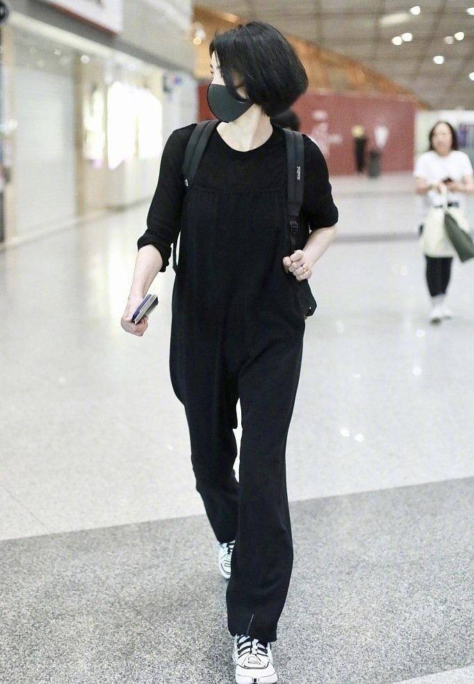 54岁王菲气场无敌了穿得越佛系越高级一身黑打扮时髦又洋气