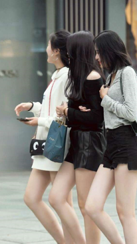 原创街拍时尚美女组队逛街第1对高贵第3对青春最后1对霸气