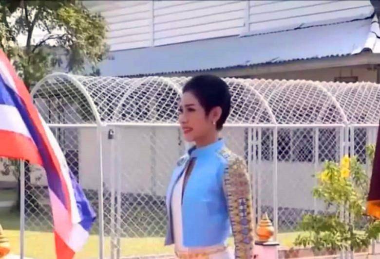 原创爱慕诗妮娜贵妃的御前侍卫好大胆深夜独闯寝宫欲帮其趁乱逃走