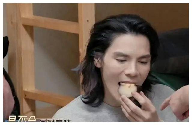 听得见吧,这颗小小冻梨击中了向佐的味蕾,瞬间把他的表情从好奇变成了