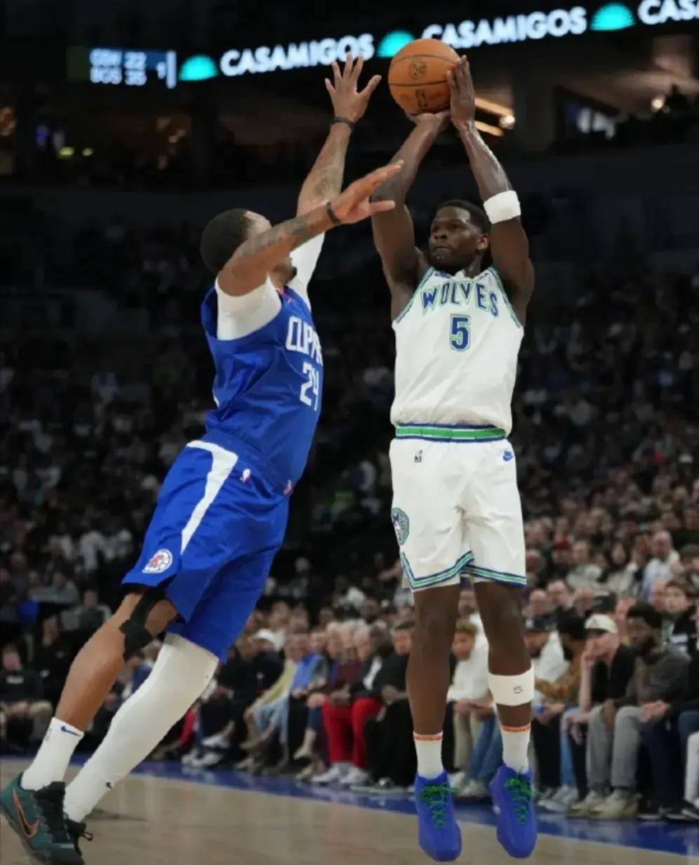 随后爱德华兹急停跳投命中,尽管今天的哈登投篮出奇的失准,只靠罚篮