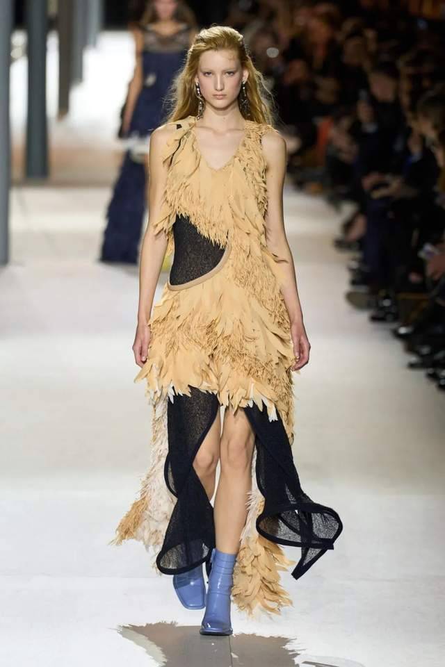 原创盘点路易威登2024秋冬女装秀这是把北极星搬进秀场了