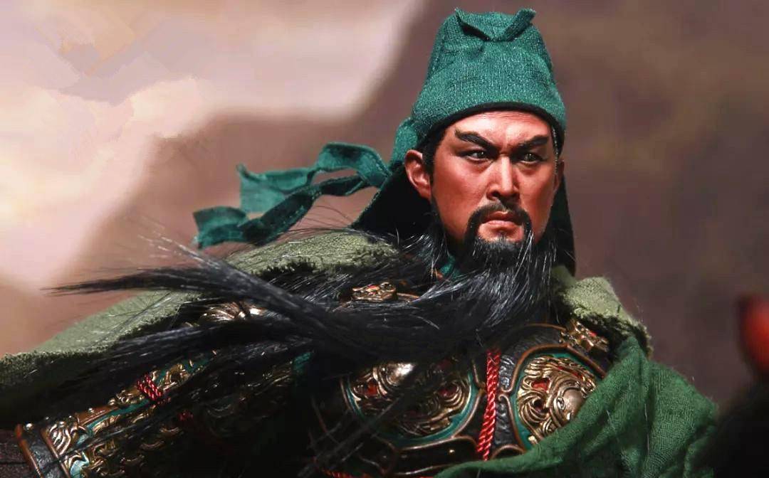 原创为何关羽的雕像大多数都闭着眼老木匠给出答案睁开代价太大