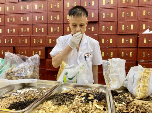 余洪涛:携中医智慧与仁心 守护肝脾之健康 余洪涛:携中医智慧与仁心 守护肝脾之健康