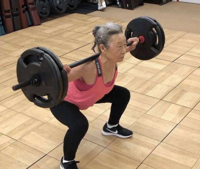 原创丈夫说她胖90岁的日本奶奶练出一身肌肉成健身教练