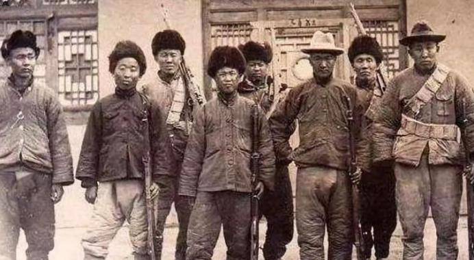 中国最后一个土匪,与压寨夫人躲进深山15年,曾亲手掐死5个孩子_覃国卿