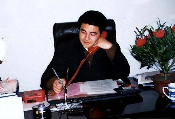 他把现金堆成山,高调捐款20亿后"消失",如今出现在家种地