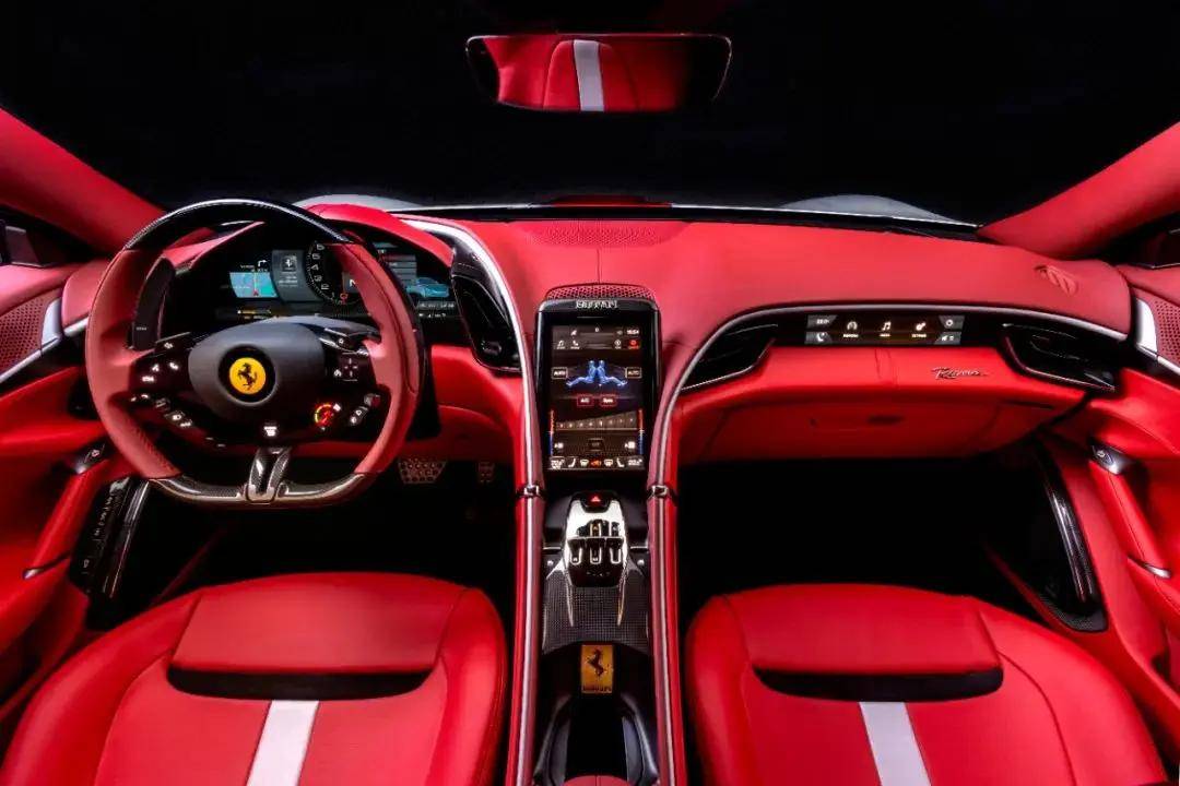 及近似中国传统色胭脂红的红色(rosso magma glossy)作为主基调进