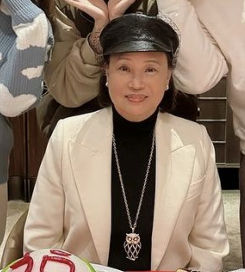 赌王三太庆71岁生日,打扮年轻气质佳,何超莲何超云亲吻妈妈