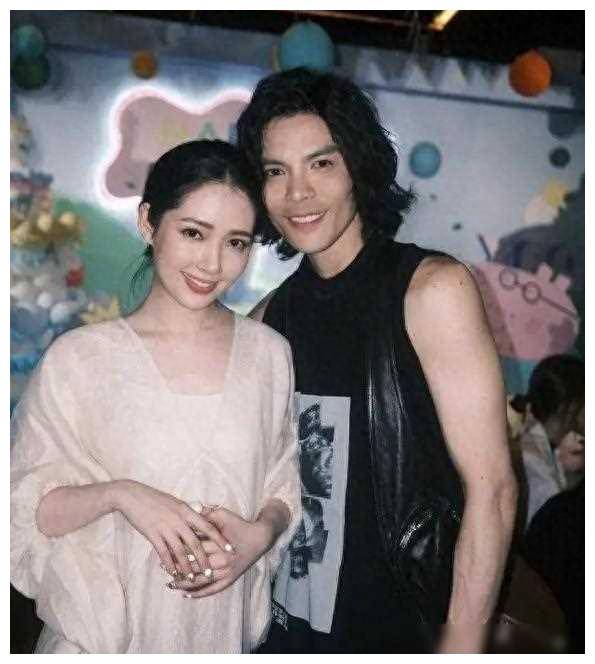 向佐幸福郭碧婷探班,女儿帮他卸妆,瞬间萌化!_美女_家庭_故事