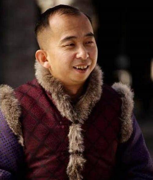 原创巨兴茂靠丑出名赚亿万资产娶貌美妻子这一切都要多谢好大哥