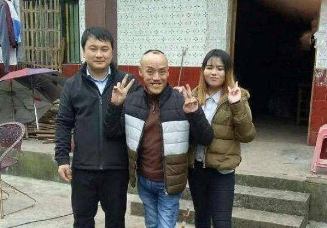 光头男星和网红老婆图片