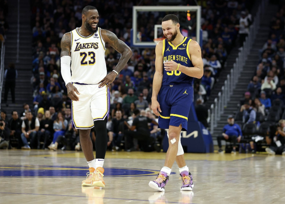 原创詹库受伤时间只差6秒同样一瘸一拐同样脚踝扭伤2人同病相怜