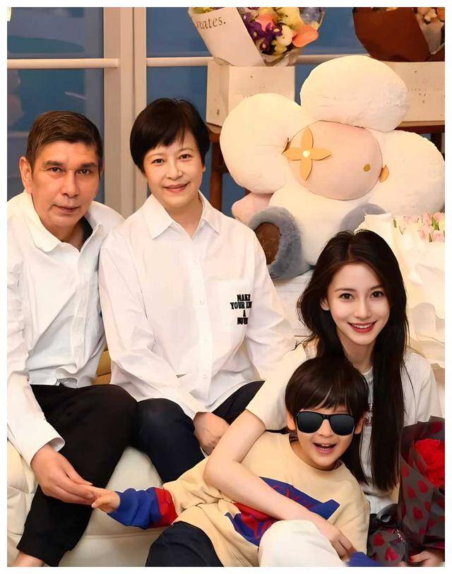 杨颖家庭幸福之景7岁儿子惊艳亮相黄晓明露相似吗