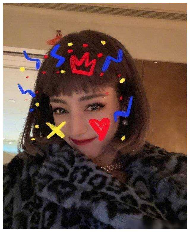 迪丽热巴自拍晒美照无滤镜不自拍表情怪怪的