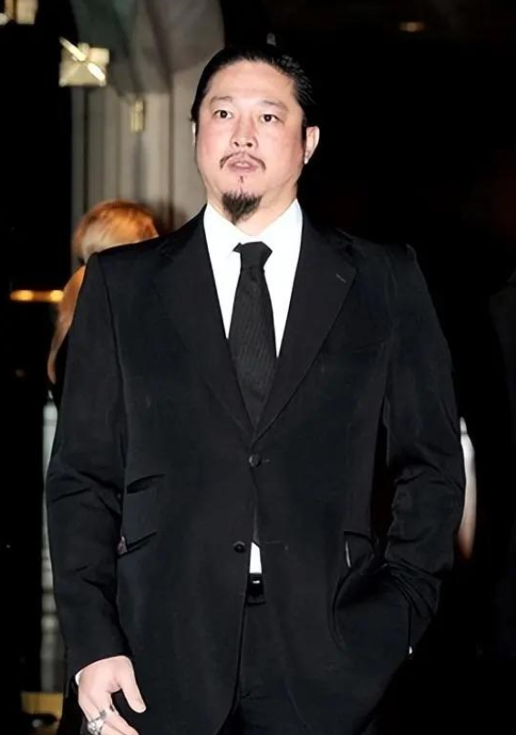 陈子聪重病回归帅气登台,老婆何超仪被迷倒:他天生不可能丑_生活_生命