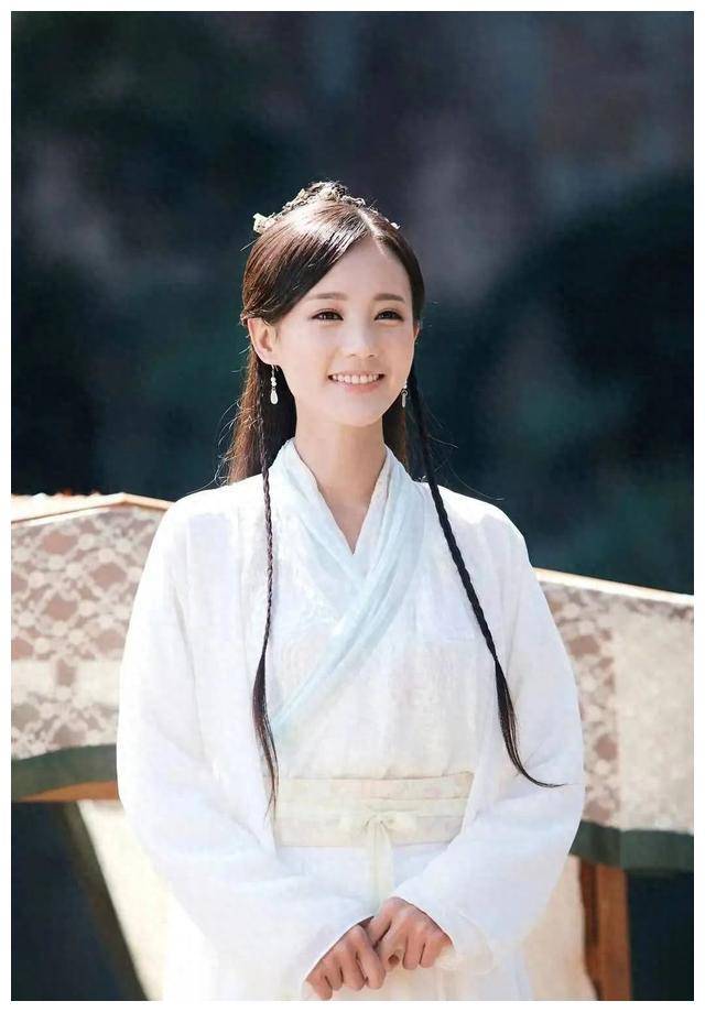 原创李一桐穿金色开叉吊带长裙妩媚动人曲线饱满