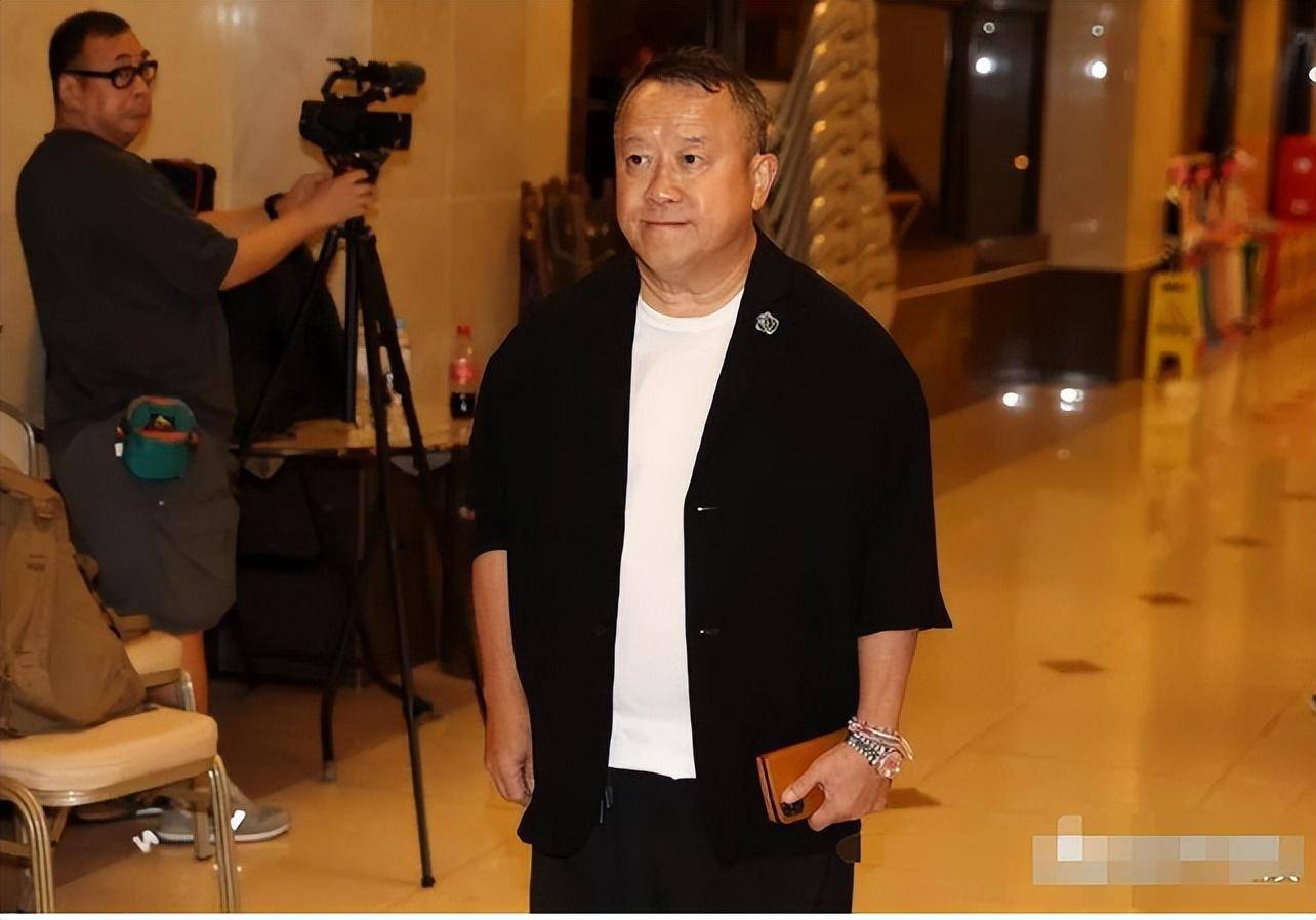 17岁女儿抱遗照,洪金宝拄拐杖送别,曾志伟钱嘉乐忍泪_好朋友_香港