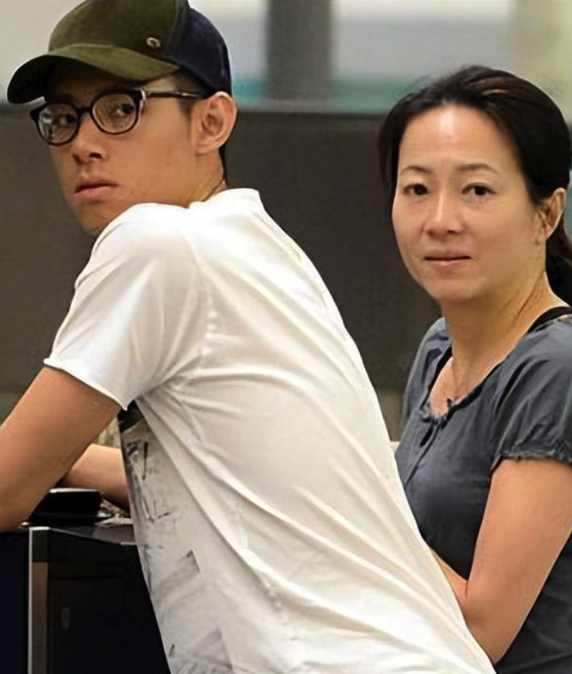 毕竟,杨洁薇虽然是谭咏麟名正言顺的妻子,但她极其低调,至今都很少