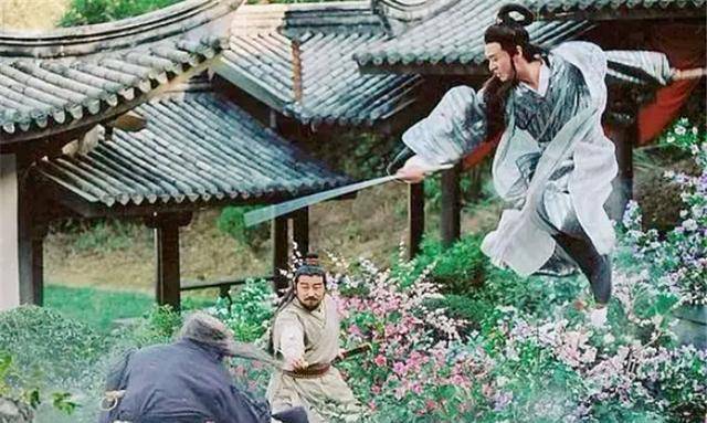 《天龙八部》中,阿紫为何抱乔峰跳崖?