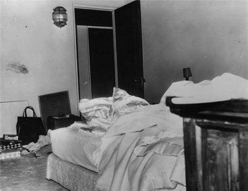 原创1962年玛丽莲梦露死亡旧照姿势古怪44年后警察才公布她死因