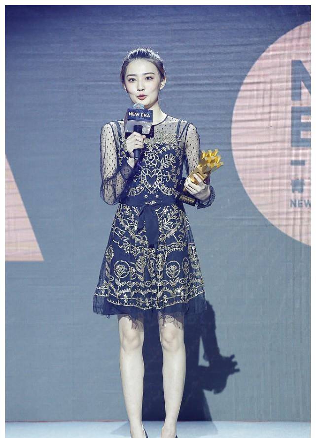 原创徐璐这造型很有女仆感红黑纱裙走暗黑路线但显得腿好长啊