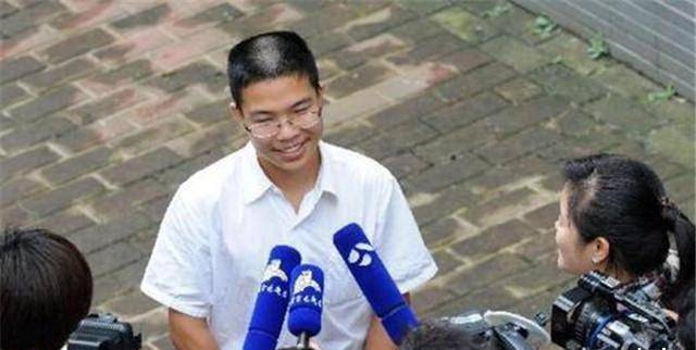 高考满分作文,755字有30字老师不认识,阅卷组长写近2000字注释_王云飞