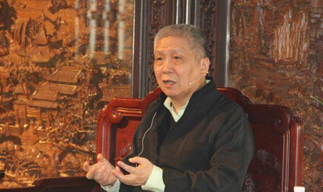 原创马未都戴着白手套拿瓷器的一种是外行一种是骗子