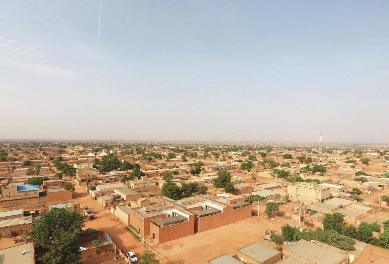 按照2017年的数据,尼日尔人口大约有2150万,国土面积约有126.